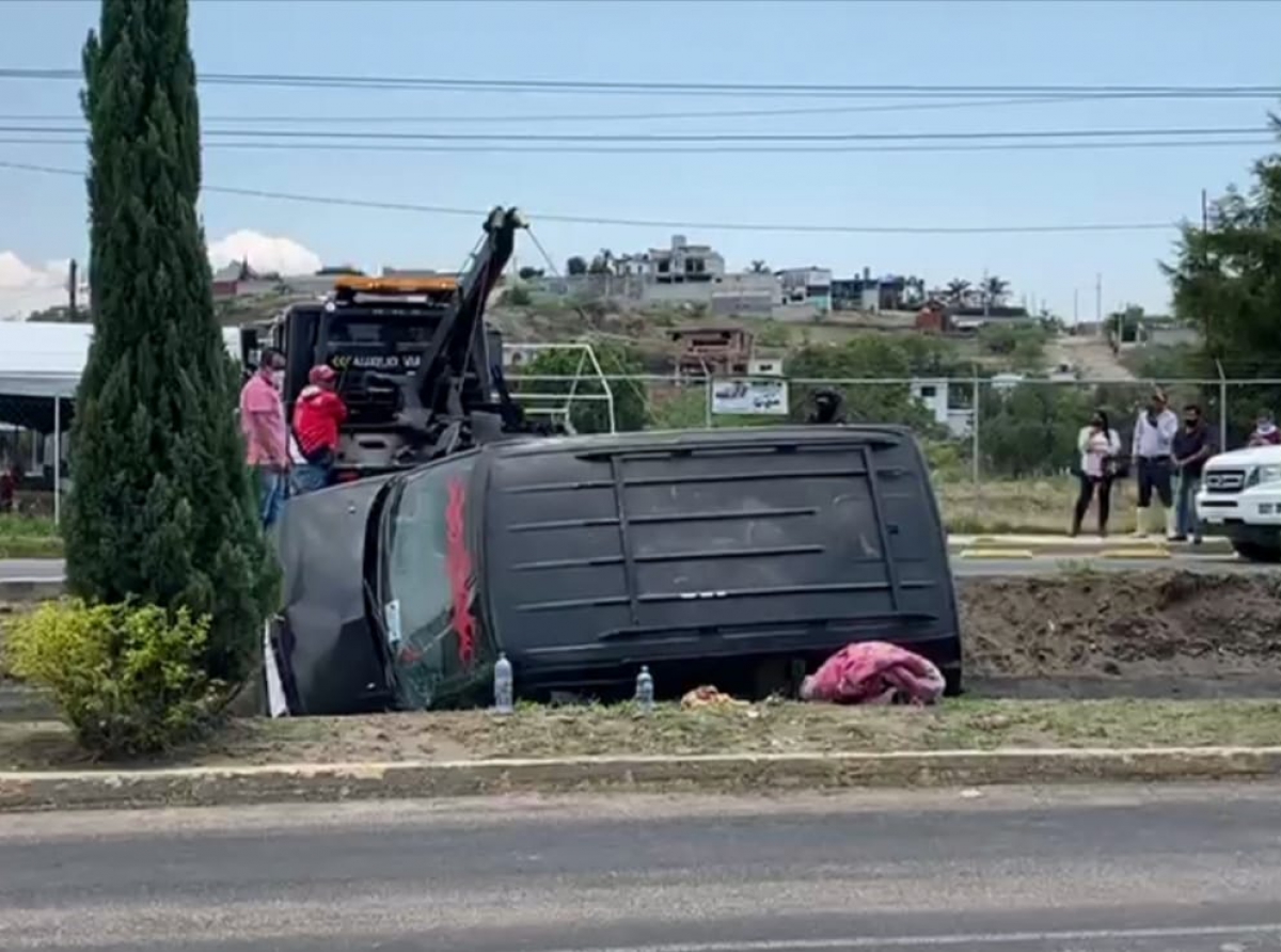 Abuelito se va a la acequia en accidente en Atlixco